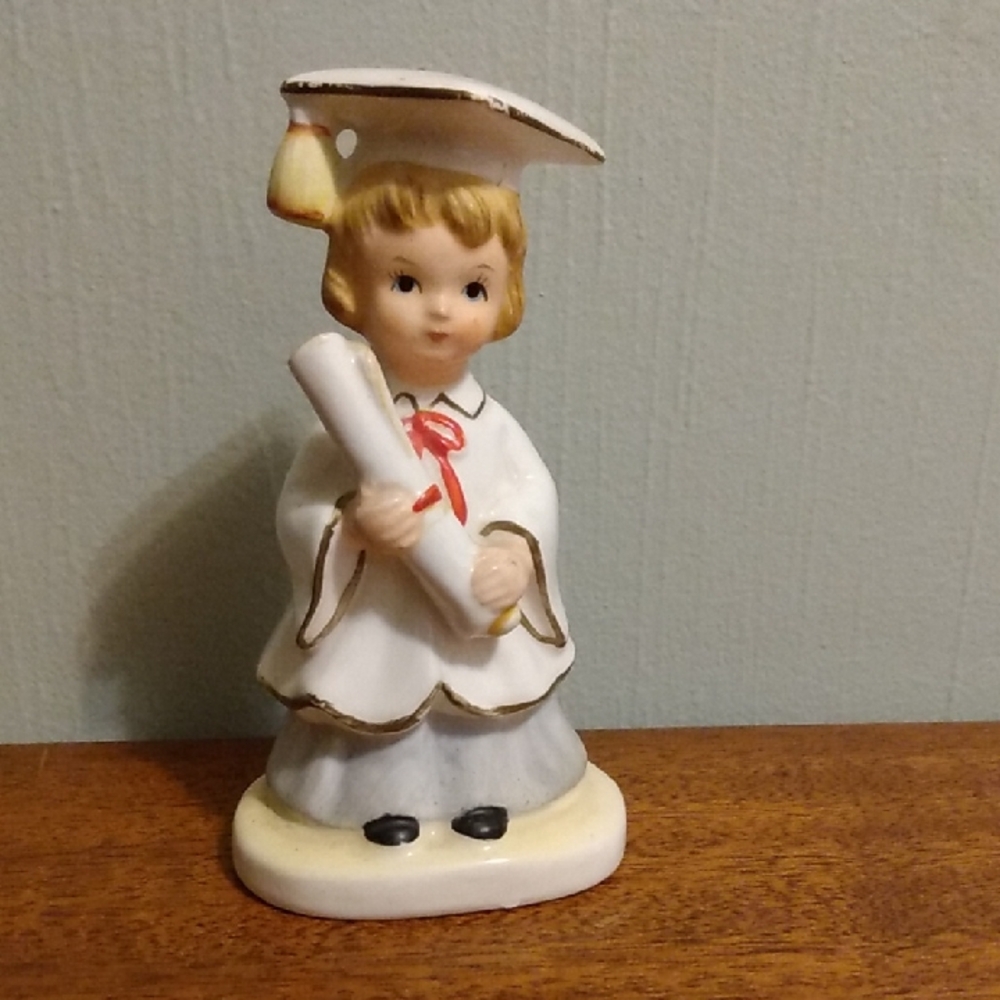 Charming VTG Lefton China Hand Painted Graduate Figurine with Diploma #01798
